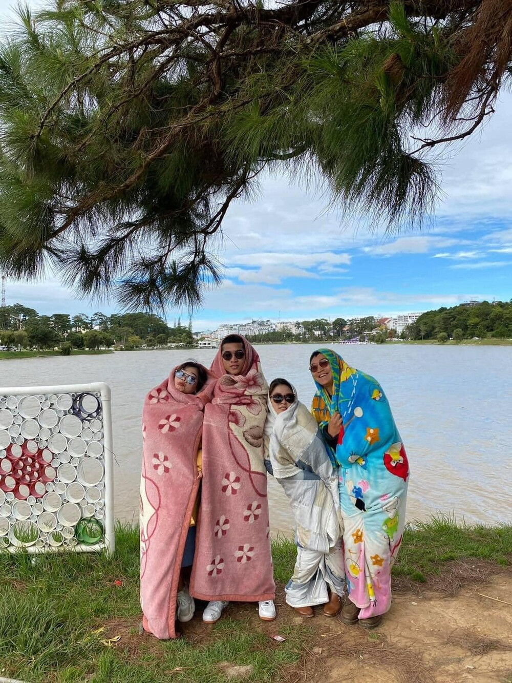 Đi du lịch, chụp ảnh với thần thái "sang chảnh" ngút ngàn để post Facebook cho thiên hạ trầm trồ dường như đã quá bình thường. Mới đây một nhóm bạn thân đã khiến nhiều người phải ôm bụng cười khi chọn style hoàn toàn "bá đạo", nếu không muốn nói là độc nhất vô nhị từ trước đến nay ở Đà Lạt.