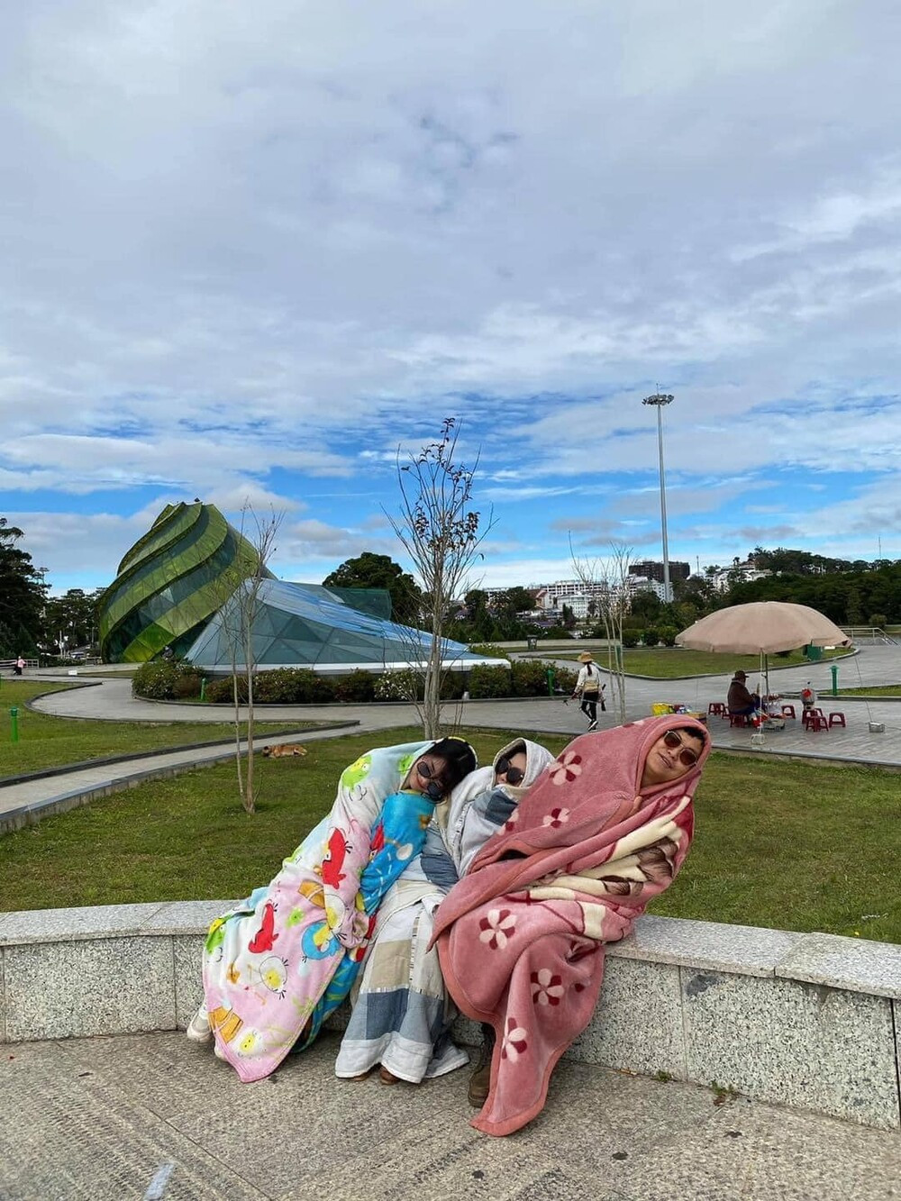 Hài hước hơn nữa, các chàng trai cô gái này còn thả những dáng đứng nghiêng ngả, thần thái không nói thành lời khiến người xem hiểu được rõ hơn tiết trời Đà Lạt lúc này.