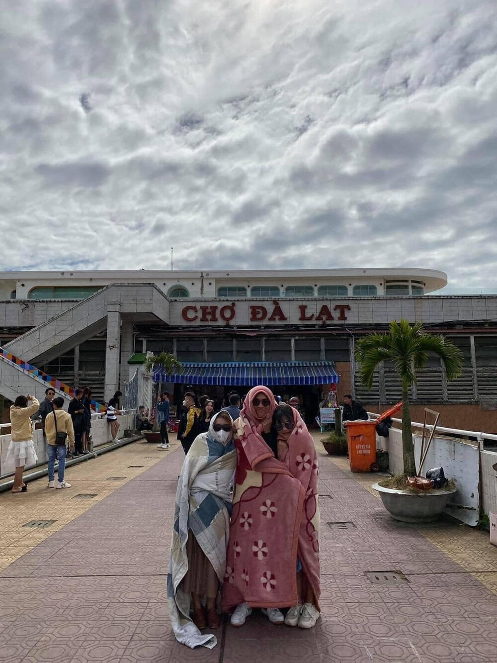 Thay vì chọn cho nhóm phong cách chụp với nhiều kiểu tạo dáng thì họ lại sử dụng chăn để quấn kín người và chụp ảnh cùng nhau trong chuyến du lịch Đà Lạt này.