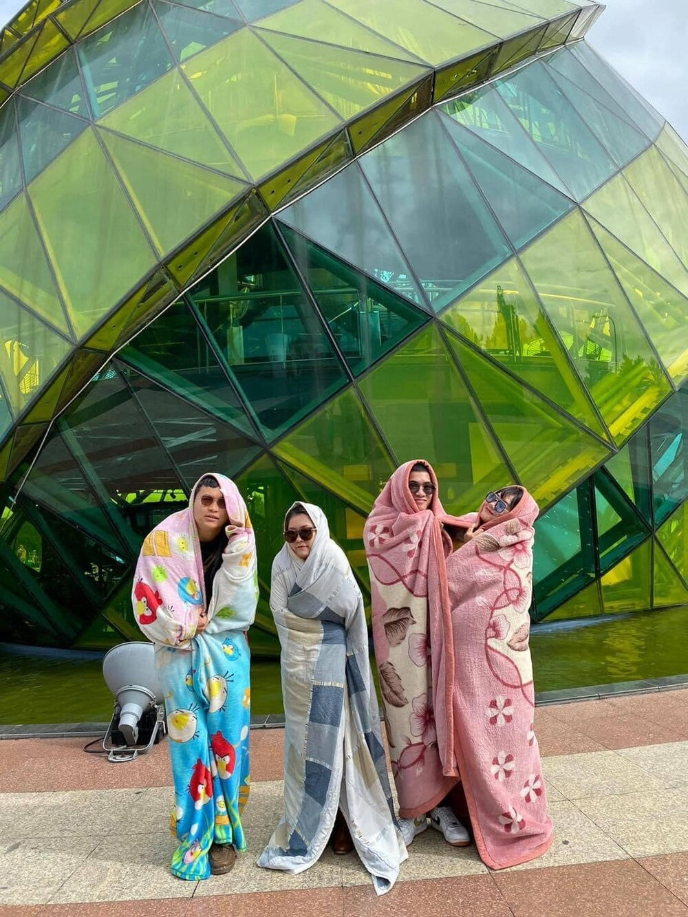 Cụ thể các bạn trẻ này đã chọn cách quấn những chiếc chăn dày nhiều màu sắc, nào là màu hường cá tính, trắng tinh khôi hay cả màu xanh nước biển căn tràn hy vọng tạo nên cảnh tượng đầy màu sắc.