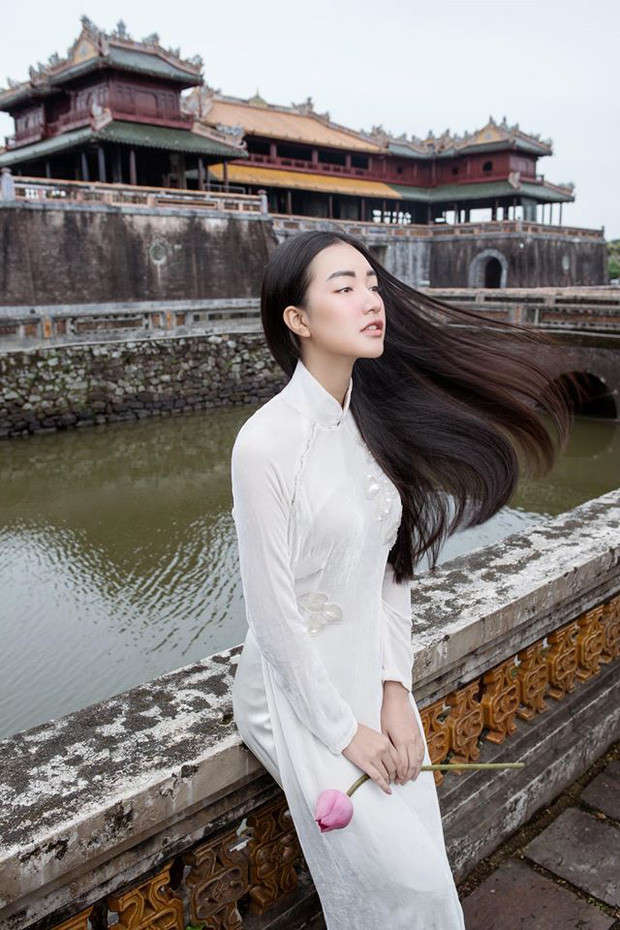 Người đẹp từng tham gia Hoa hậu Việt Nam 2016, từng là Hoa khôi Du lịch Huế 2015 và được mọi người ưu ái gọi là "Nàng thơ xứ Huế".