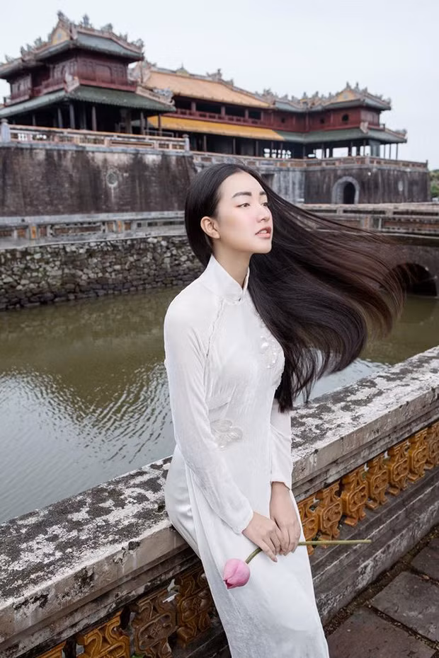 Người đẹp từng tham gia Hoa hậu Việt Nam 2016, từng là Hoa khôi Du lịch Huế 2015 và được mọi người ưu ái gọi là "Nàng thơ xứ Huế".