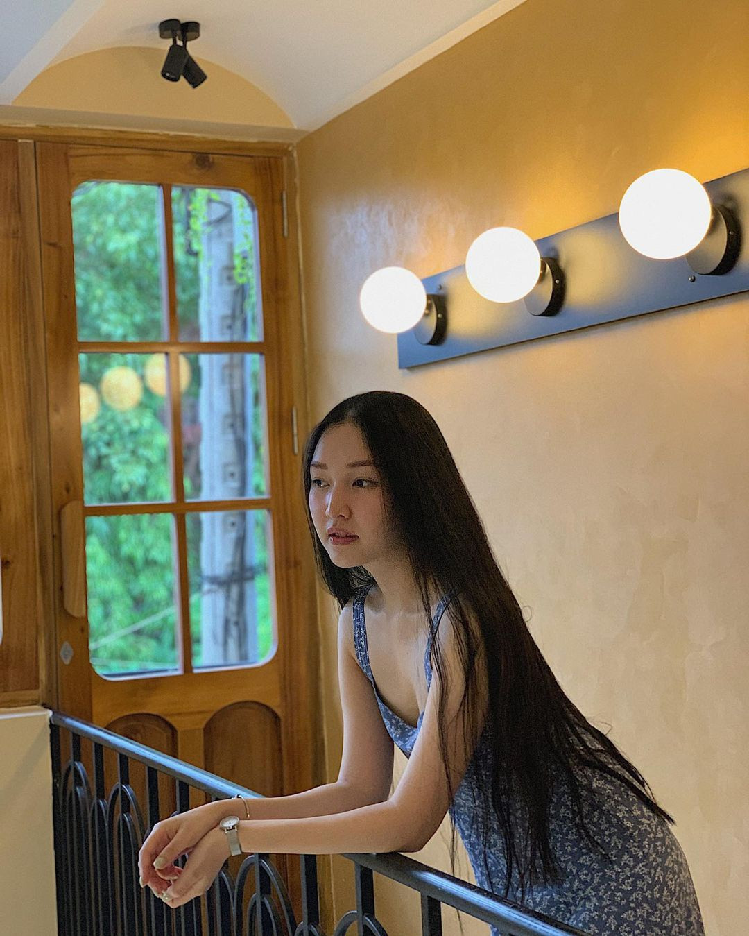 Những hình ảnh đời thường của nữ chính MV Đom Đóm khiến nhiều người mê đắm.