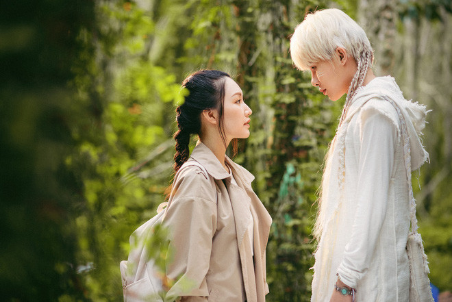 Sau thời gian để fans chờ đợi, tối 26/12, Jack tung MV Đom Đóm tặng fan. Ngay khi trình làng, sản phẩm đã thu hút được lượt xem khủng.