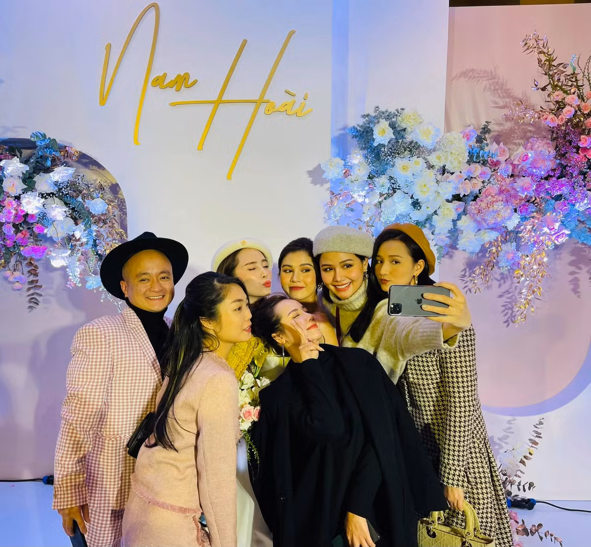 Trong số những cô gái hội bạn thân của nữ MC Thu Hoài nổi bật nhất có lẽ là Linh Sugar, cô nàng không hoạt động nghệ thuật và là thế hệ hot girl Hà thành đình đám những năm 2010.