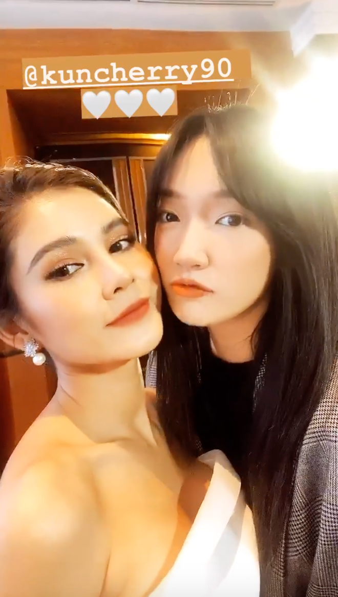 Cô dâu xinh đẹp thì miễn bàn nhưng vẻ ngoài của Linh Sugar cũng ấn tượng không kém. Tuổi dù đã ngấp nghé đầu 3 nhưng nhan sắc của nàng hot girl vẫn luôn giữ phong độ từ cách đây 10 năm.