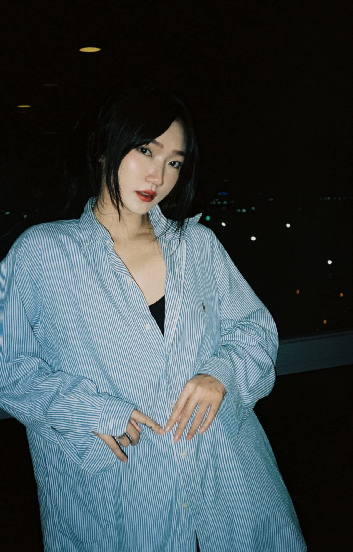 Cô nàng chơi thân với nhiều hội bạn là những gương mặt đình đám, tham gia đóng MV "Nếu như ngày anh đến" của Văn Mai Hương và còn từng đạt danh hiệu cao nhất trong cuộc thi Hoa khôi của một diễn đàn đình đám có đông thành viên.