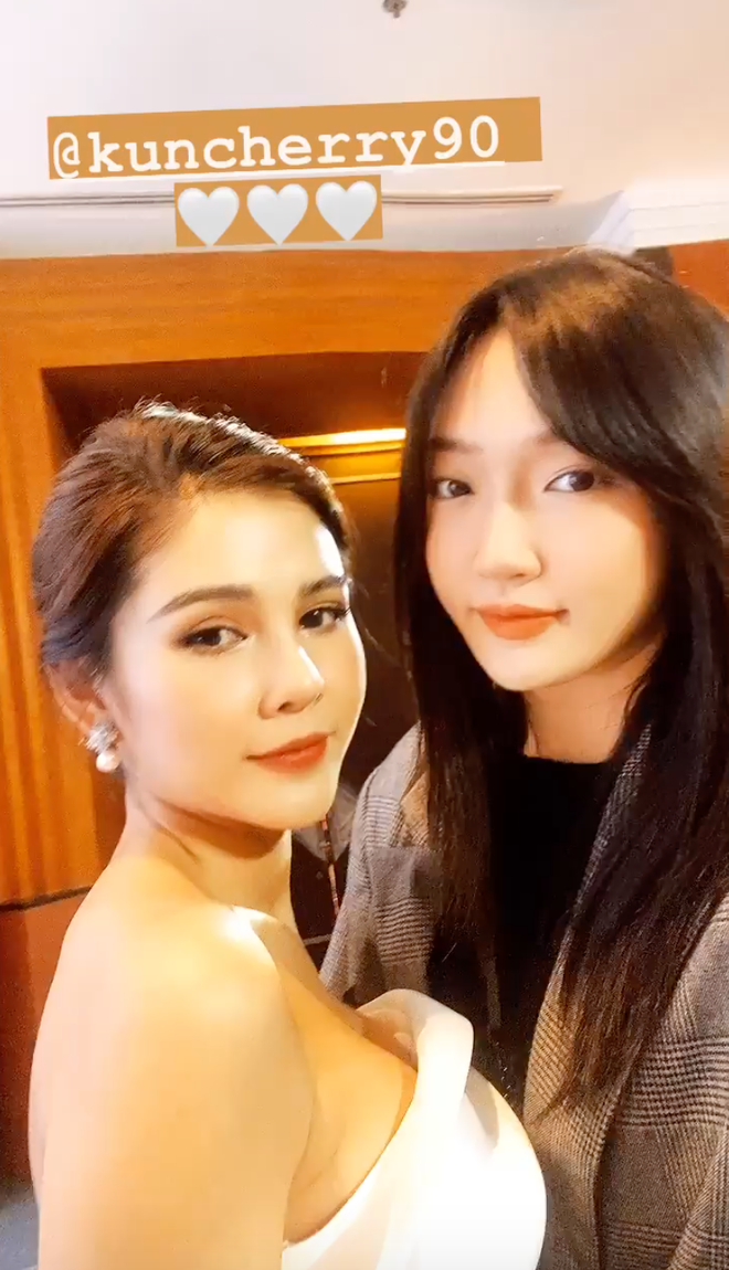 Trên Instagram, hot girl Linh Sugar nhanh chóng đăng khoảnh khắc selfie với người bạn thân Thu Hoài, cũng từ đây mà nhan sắc của cô nàng được nhiều người chú ý đến.