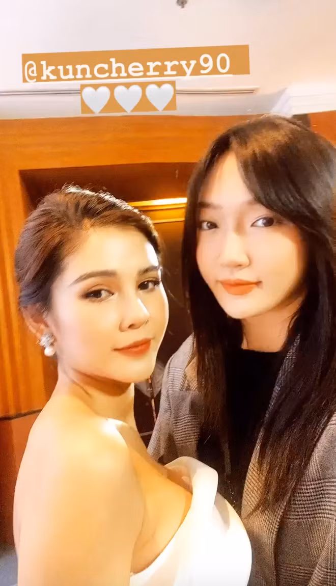 Trên Instagram, hot girl Linh Sugar nhanh chóng đăng khoảnh khắc selfie với người bạn thân Thu Hoài, cũng từ đây mà nhan sắc của cô nàng được nhiều người chú ý đến.