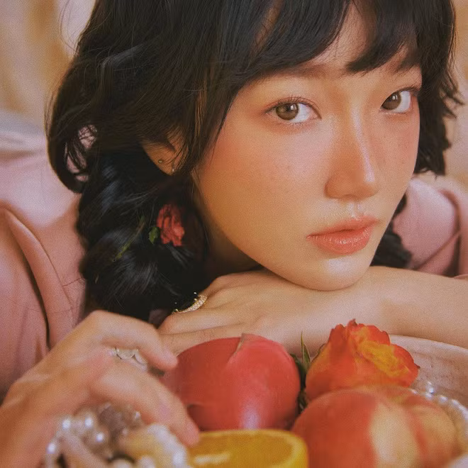 Linh Sugar có vẻ ngoài cực kì trẻ trung bất chấp năm nay đã 29 tuổi.