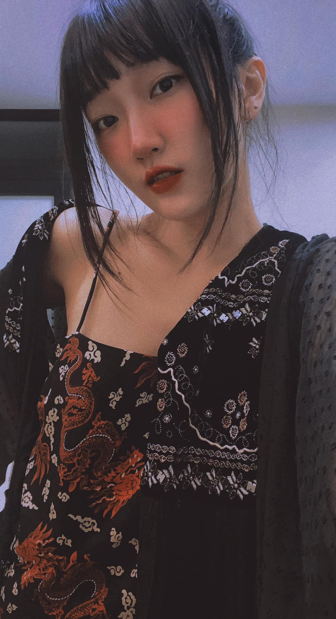 Linh Sugar từng công khai việc hạ xương gò má để có 1 khuôn mặt hài hoà hơn. Ngoài ra, cô nàng cũng dính một số tin đồn đã dao kéo phần mũi. Ảnh: Facebook, Instagram nhân vật