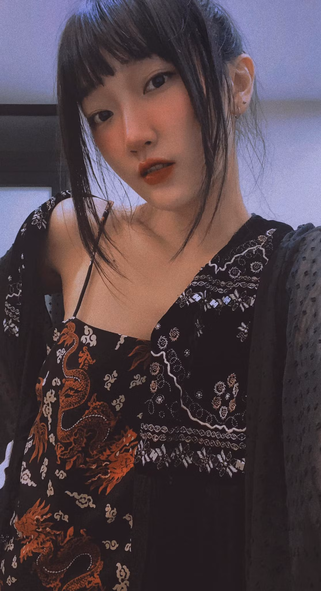 Linh Sugar từng công khai việc hạ xương gò má để có 1 khuôn mặt hài hoà hơn. Ngoài ra, cô nàng cũng dính một số tin đồn đã dao kéo phần mũi. Ảnh: Facebook, Instagram nhân vật