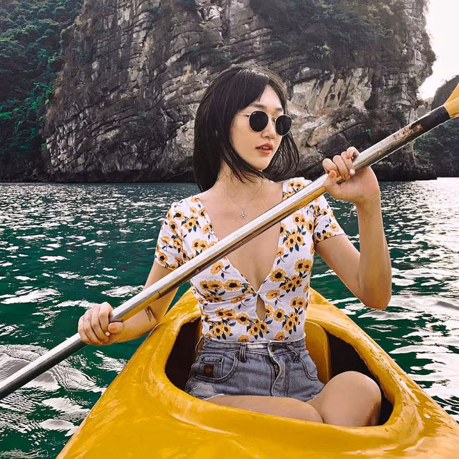 Hiện tại đã ngấp nghé tuổi băm nhưng Linh Sugar vẫn đốn tim dân mạng với vẻ ngoài trẻ mãi không già, thân hình nóng bỏng cùng gu thời trang trẻ trung.