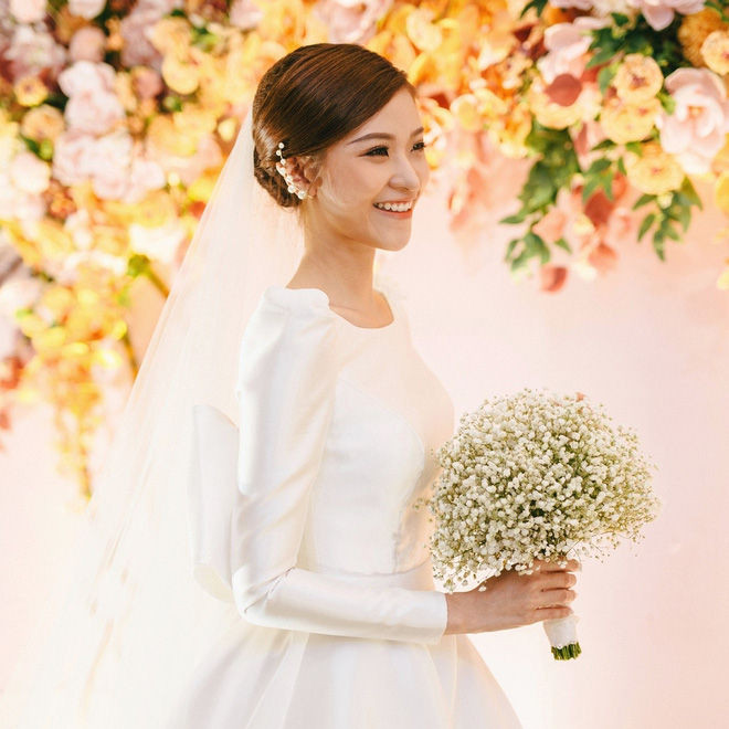 Sau khi ghép đôi thành công trong chương trình Người Ấy Là Ai nữ MC xinh đẹp của VTV Cẩm Tú và ông xã Thiên Nguyện đã tổ chức đám cưới vào ngày 3/3.