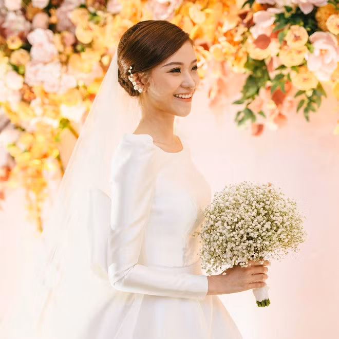 Sau khi ghép đôi thành công trong chương trình Người Ấy Là Ai nữ MC xinh đẹp của VTV Cẩm Tú và ông xã Thiên Nguyện đã tổ chức đám cưới vào ngày 3/3.