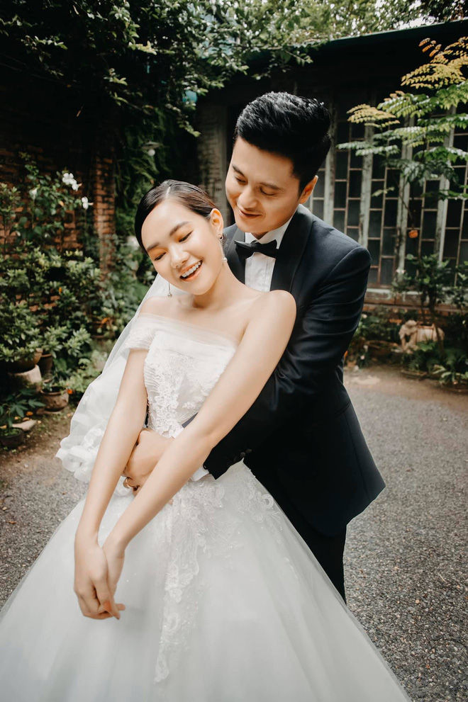 Đám cưới của nữ MC VTV Hà Khánh Vân (1991) cũng là sự kiện đáng chú ý trong thời gian qua, theo đó, lễ đính hôn của nữ MC đã được diễn ra vào ngày 10/7 vừa qua.