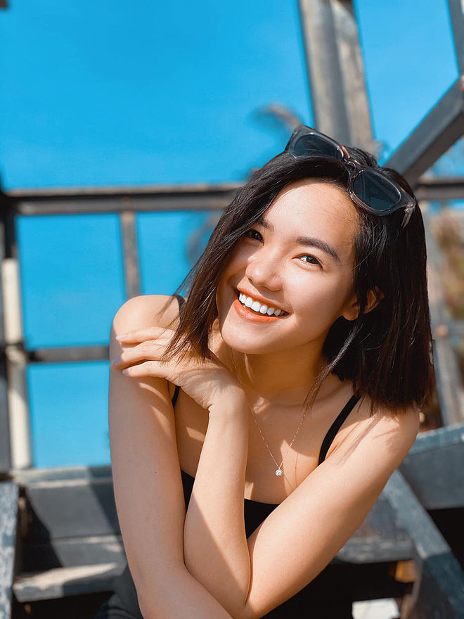 Hà Khánh Vân (1991) được khán giả yêu mến khi đảm nhận vai trò MC của chương trình Bữa Trưa Vui Vẻ trên VTV6. Nữ MC sở hữu ngoại hình xinh xắn cùng cách dẫn dắt sôi nổi, hóm hỉnh.