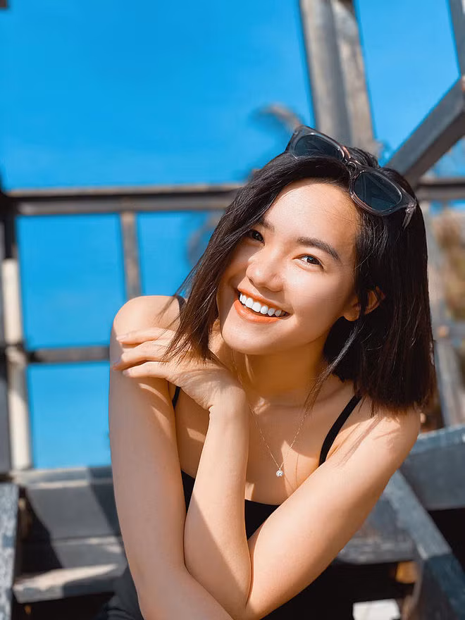 Hà Khánh Vân (1991) được khán giả yêu mến khi đảm nhận vai trò MC của chương trình Bữa Trưa Vui Vẻ trên VTV6. Nữ MC sở hữu ngoại hình xinh xắn cùng cách dẫn dắt sôi nổi, hóm hỉnh.