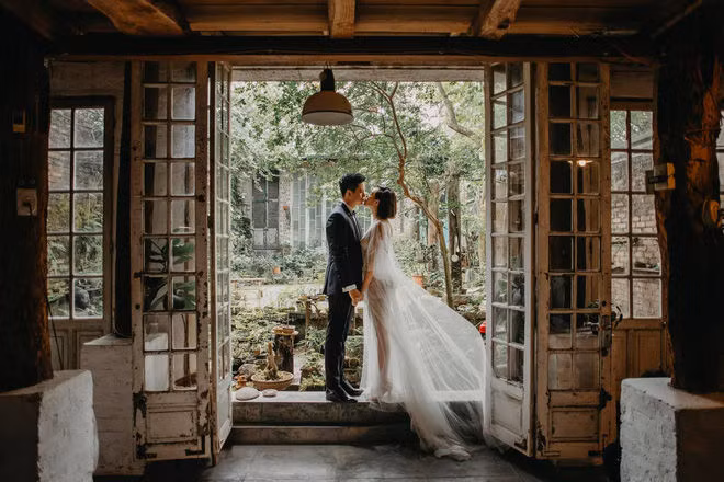 Được biết, ông xã Hà Khánh Vân là nhạc trưởng nổi tiếng Lê Ha My (1976), tốt nghiệp Nhạc viện Hà Nội, từng có 9 năm du học tại Nhạc viện Tchaikovsky (Nga) với tấm bằng loại ưu và hiện đang là Phó Giám đốc Nhà hát Lớn TP.HCM.