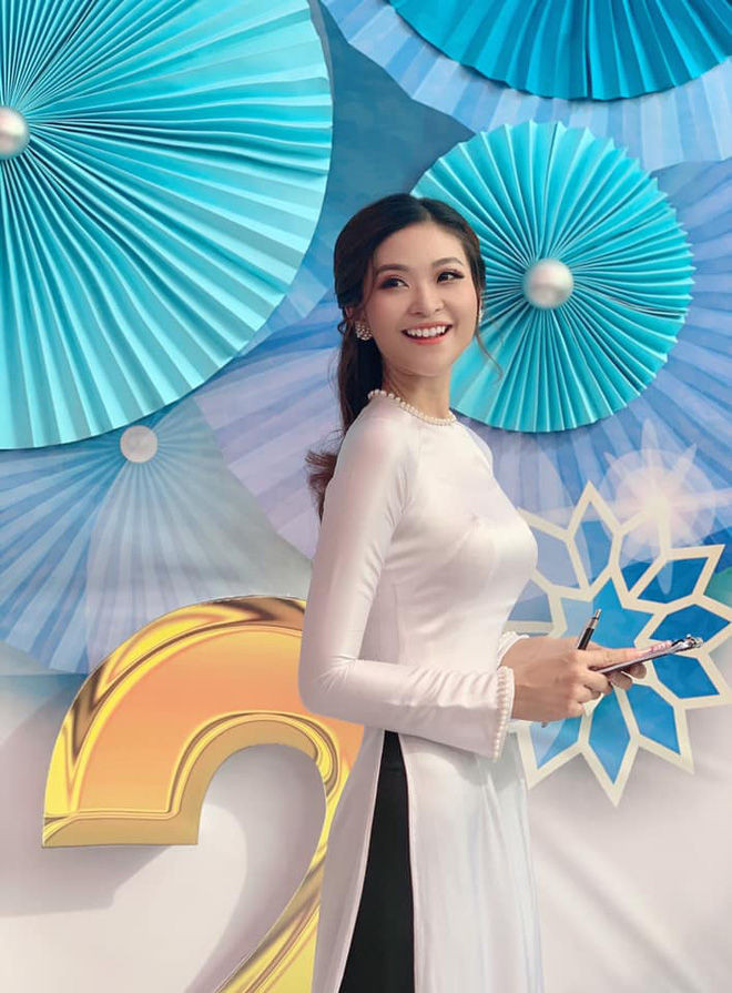 Cẩm Tú hiện đang làm BTV, MC của VTV9 khi dẫn dắt các chương trình: Thời Sự, Chào Buổi Sáng, Bản Tin Trưa 11h30... và nhiều phóng sự cần tác nghiệp thực tế. Ảnh: Tổng hợp Facebook