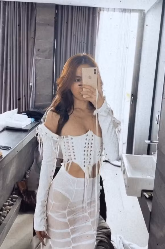 Đáng nói, khi so sánh với đàn chị "nữ hoàng nội y" Ngọc Trinh, Chi Pu được nhận xét ghi điểm hơn hẳn về độ quyến rũ.