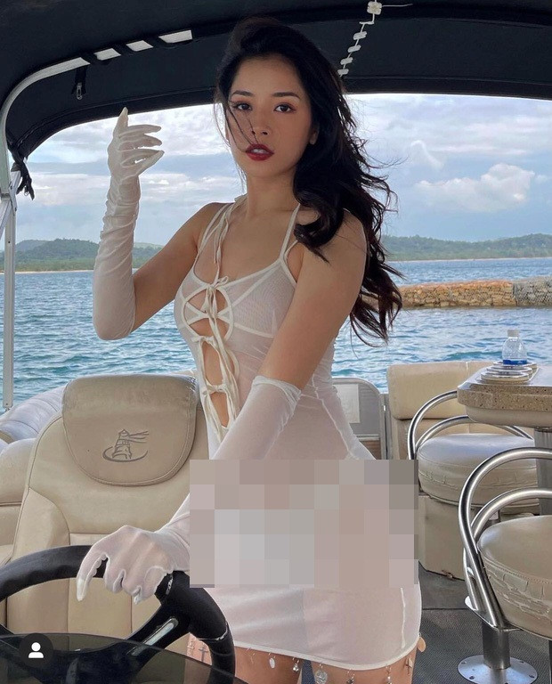 Không để dân tình chờ đợi, mới đây 2 mỹ nhân cực hot này đã đồng loạt hé lộ những khoảnh khắc đặc biệt trong chuyến du lịch trên du thuyền đầu tiên với nhau. Đáng nói nhất, Chi Pu đã giật trọn spotlight với màn diện nội y mặc như không mặc, khoác kèm chiếc váy xuyên thấu để khoe trọn body của mình.