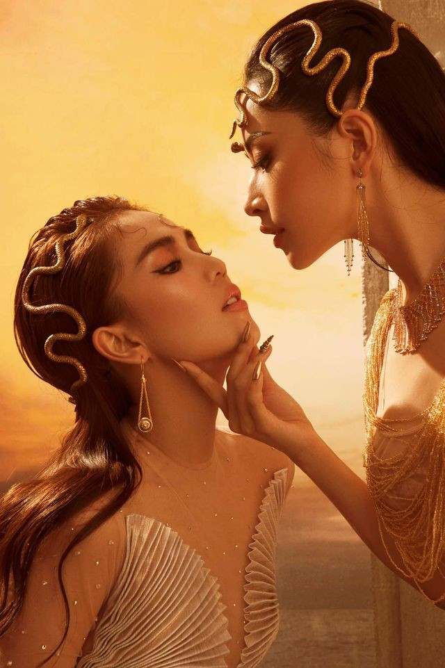 Hình ảnh quyến rũ "hết nấc" của Ngọc Trinh và Chi Pu khiến dân tình không khỏi "đỏ mắt". Ảnh: Instagram nhân vật