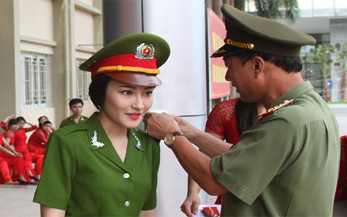 Hình ảnh lúc Linh đang được trao hàm trung úy. Trước đây, nữ sinh này từng lọt top chung kết Miss Teen 2009. Ảnh: Tổng hợp