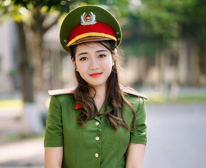 Đinh Thị Mỹ Châu là Thủ khoa đầu vào khối C, học lớp B16 - Kỹ thuật Hình sự chất lượng cao, Học viện Cảnh sát Nhân dân.