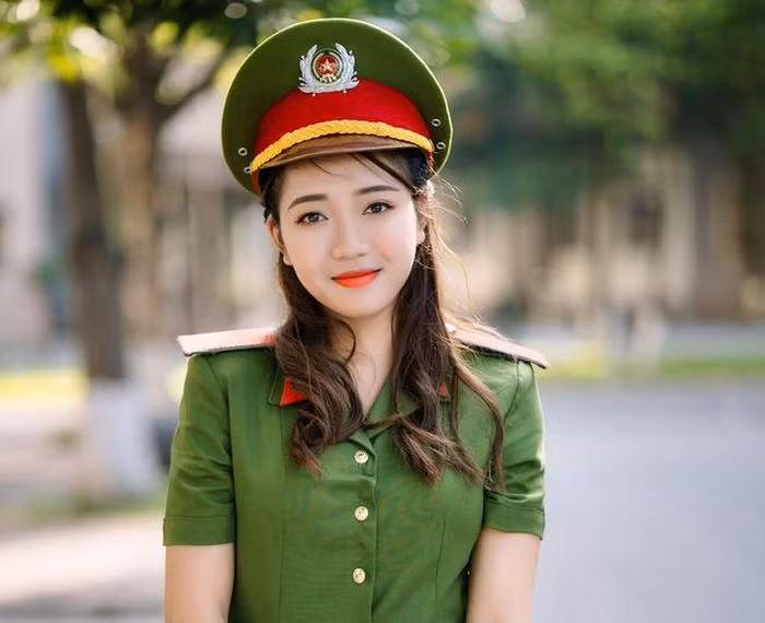 Đinh Thị Mỹ Châu là Thủ khoa đầu vào khối C, học lớp B16 - Kỹ thuật Hình sự chất lượng cao, Học viện Cảnh sát Nhân dân.