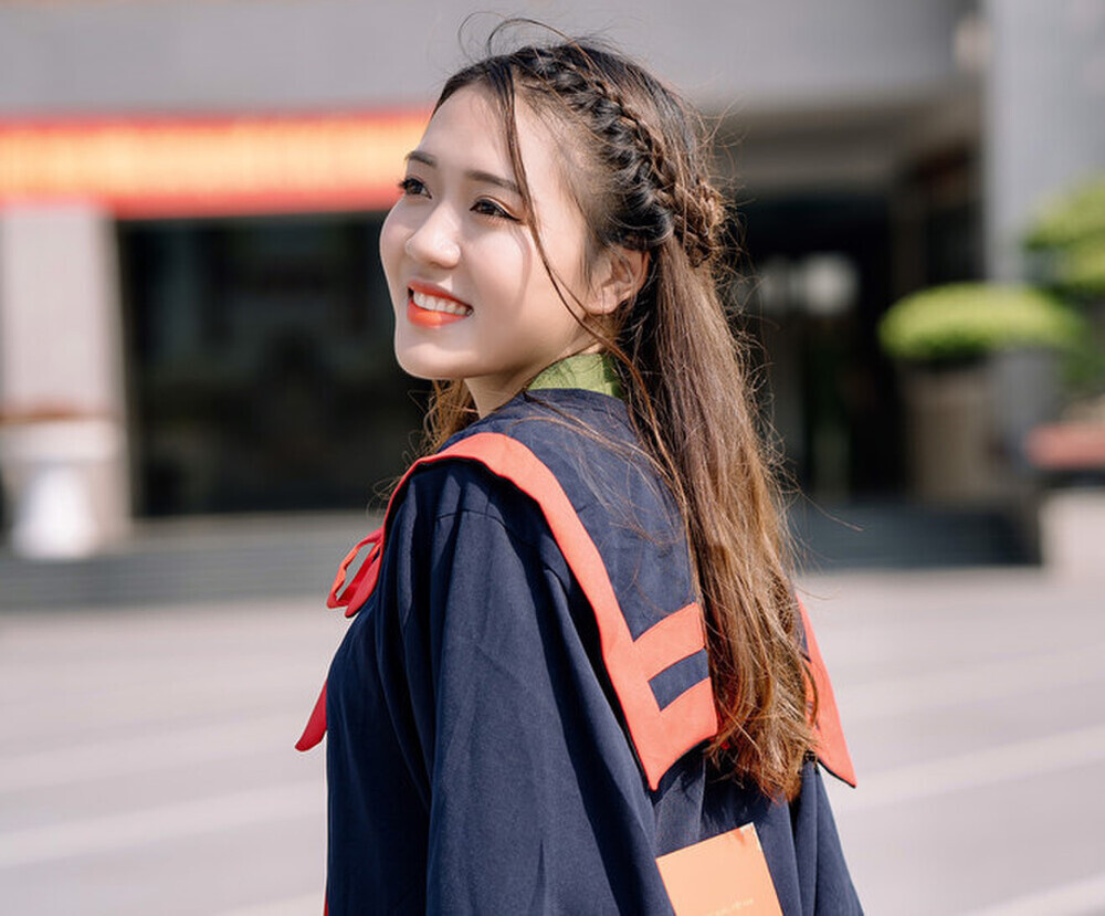 Trước đó, Mỹ Châu cho biết trở thành sinh viên của ngôi trường có điểm đầu vào cao nhất nhì cả nước, 9X khá áp lực nhưng đây cũng là cơ hội để cô học hỏi được nhiều từ bạn bè.