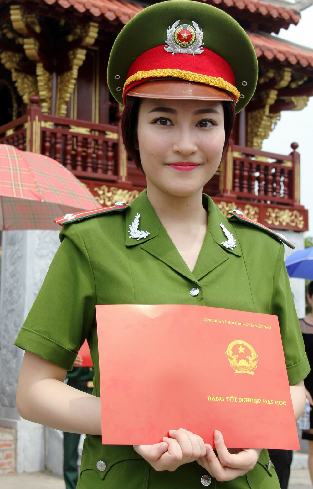 Nguyễn Phương Linh lớp B4D36, Học viện Cảnh sát nhân dân được mệnh danh là người phá kỷ lục thăng hàm của ngôi trường này. Thay vì nhận hàm thiếu uý khi tốt nghiệp, Nguyễn Phương Linh đã được Bộ Công an phong hàm trung uý.