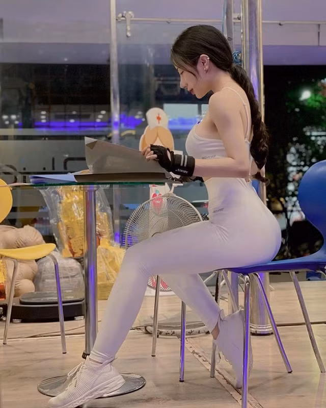 Cô bắt đầu tập từ ngày 3.3.2019. Sau đúng 2 tháng, Hồng Nhung giảm được 9kg. Đến hiện tại cân nặng dừng ở mốc 53kg. Số đo 3 vòng được cải thiện rõ rệt, lần lượt là 92-61-97 (cm).