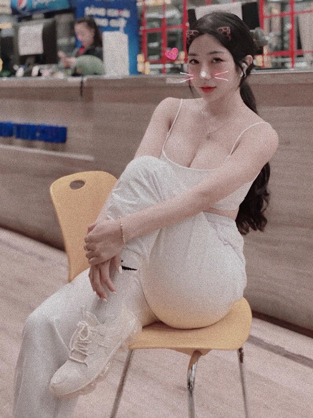 Cùng với việc cân nặng giảm xuống, cơ thể Hồng Nhung cũng săn chắc hơn, vòng nào ra vòng nấy khiến nhiều chị em ngưỡng mộ.