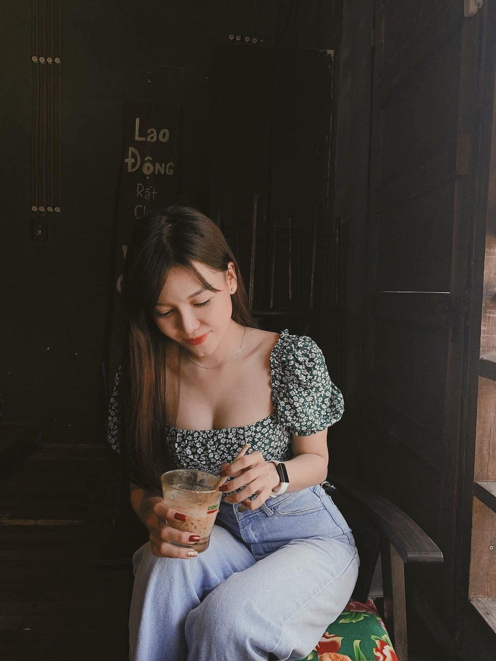 Sau khi yêu Lâm Tây, Yến Xuân đã thay đổi hoàn toàn về thân hình và phong cách thời trang. Cô nàng được đánh giá là một trong những nàng WAG dễ thương, thân thiện và chăm chỉ tương tác với fan trên mạng xã hội.