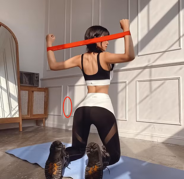 Đáng nói là những bức ảnh mà cô đăng tải đều có nhiều chi tiết méo mó kì lạ. Hầu hết mọi đồ vật xung quanh đều bị bóp méo không lý do.