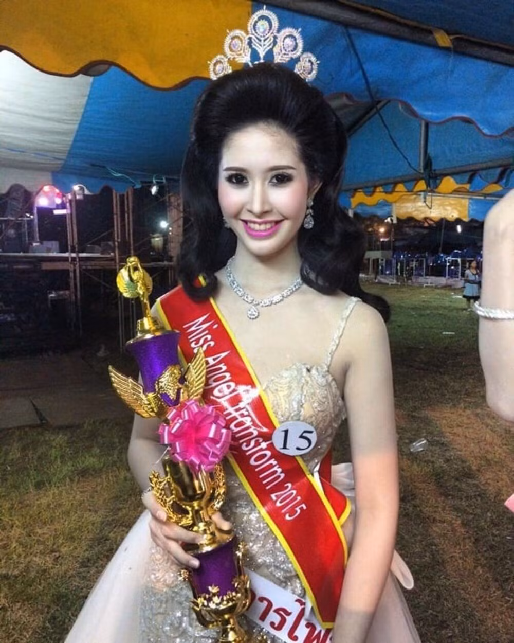 Trước khi đội lên đầu chiếc vương miện cao quý của Hoa hậu Chuyển giới Thái Lan 2020, cô từng tranh tài tại nhiều cuộc thi nhan sắc cho người chuyển giới.