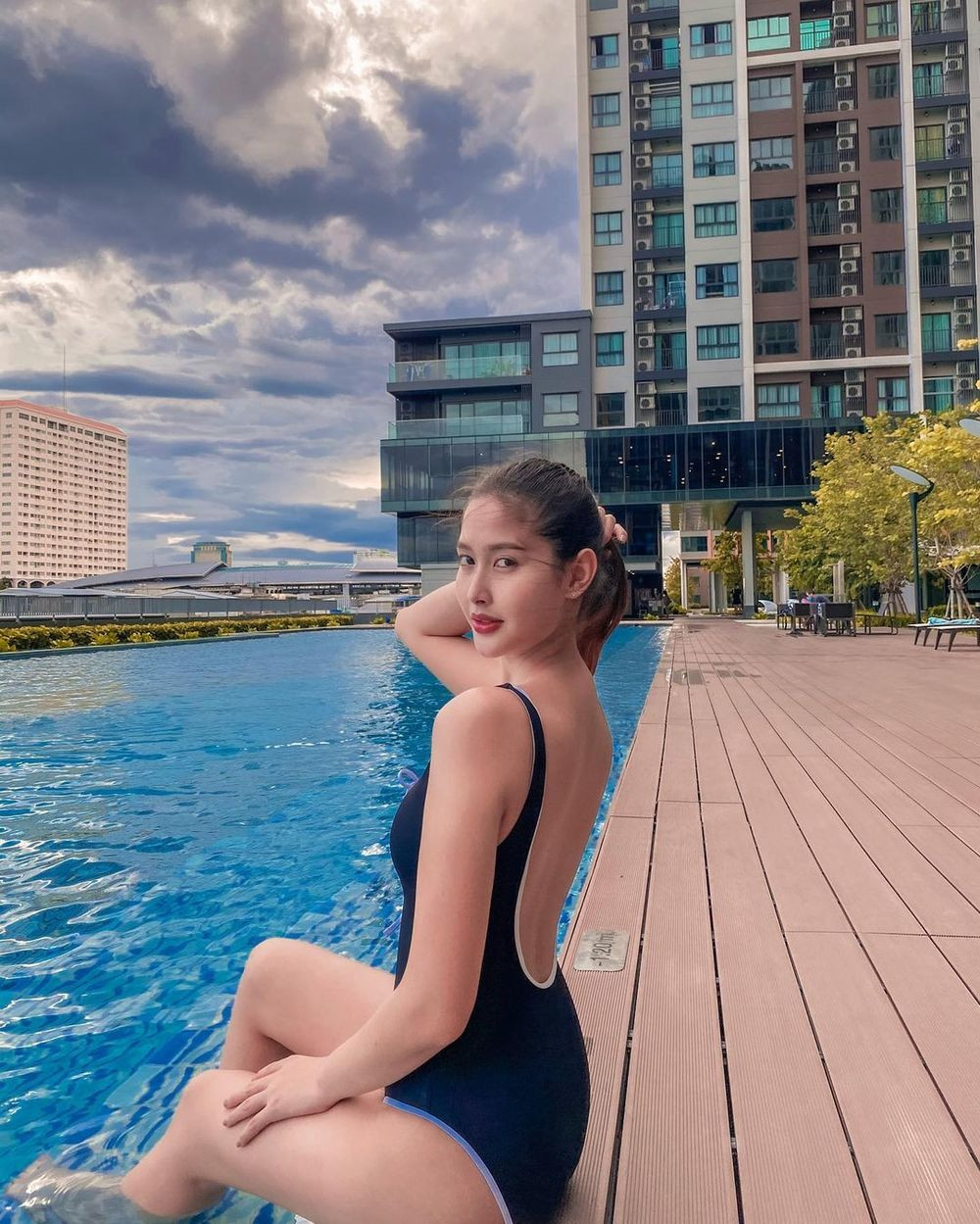 Sau quá trình tìm lại chính mình đầy đau đớn, Rock Kwanlada giờ đây có diện mạo xinh đẹp, nữ tính và gợi cảm.