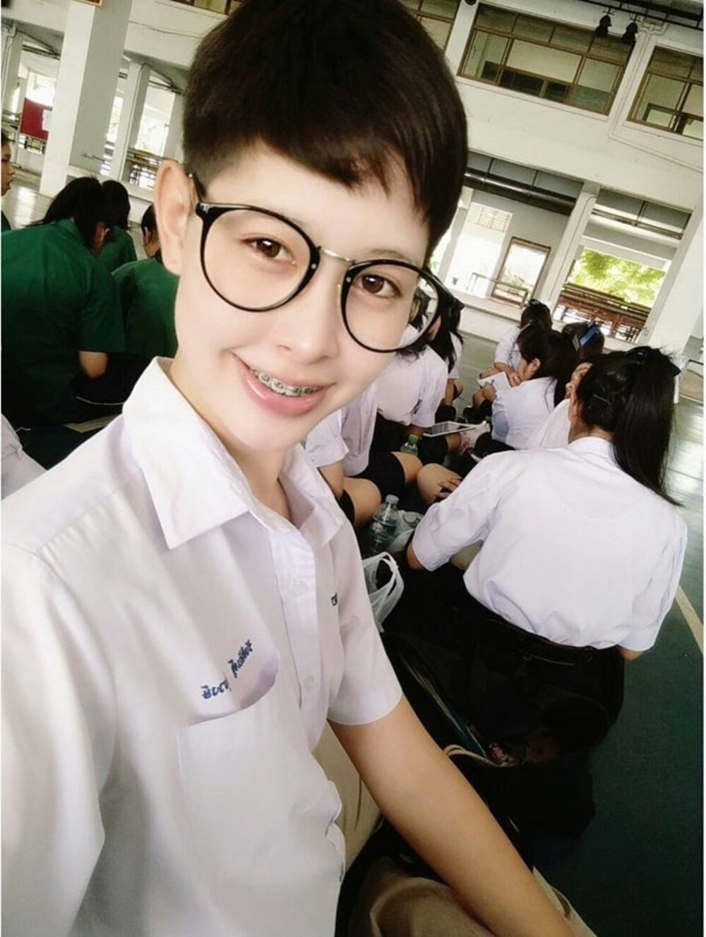 Công chúng ngưỡng mộ vẻ đẹp của người đẹp chuyển giới Rock Kwanlada ở hiện tại nhưng bức ảnh nhiều năm về trước của nàng Hậu càng được chú ý hơn cả. Thời điểm đó cô nàng để tóc ngắn và đang niềng răng nhưng vẫn mang vẻ đẹp nữ tính.