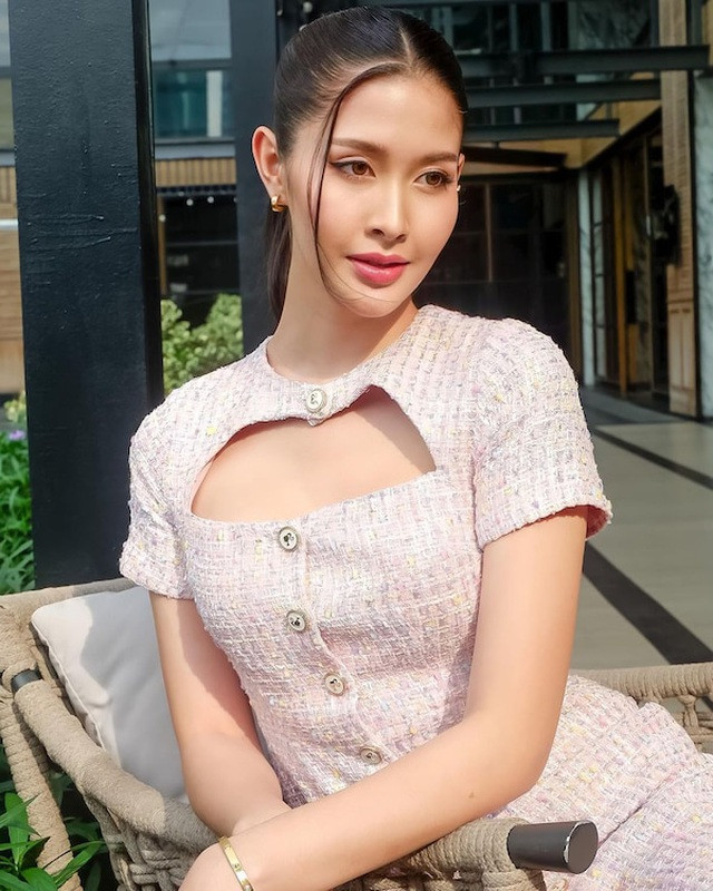 Rock Kwanlada không cần trang điểm đậm mà chỉ nhẹ nhàng, "sương sương" cũng đủ xao xuyến lòng người.