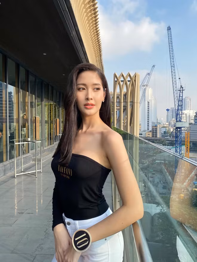 Trên Instagram, mỹ nhân này có hơn 120 nghìn người theo dõi. Cô là người đẹp chuyển giới đầu tiên được xuất hiện trong chiến dịch quảng cáo của một hãng dầu gội nổi tiếng.