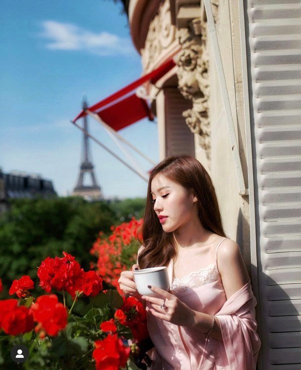 Mặc dù là cái tên khá xa lạ với giới trẻ Việt nhưng Tuyết Trinh đã nhiều lần xuất hiện trên Instagram Hội con nhà giàu Việt Nam - Rich Kids of Vietnam bên tủ giày hàng hiệu, “núi” quần áo cao ngút hay những chiếc đồng hồ đắt tiền,...