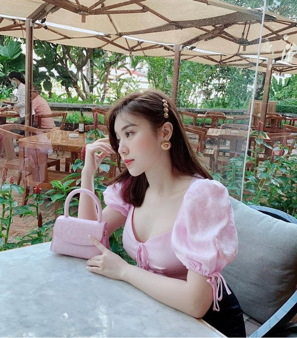 Cô nàng sinh năm 1993 sở hữu thần thái sang chảnh, vẻ đẹp hiện đại và lôi cuốn bởi làn da trắng hồng nhẹ nhàng.