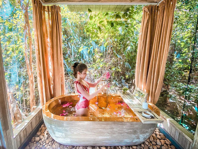 Sau đám cưới hết sức hoành tráng được tổ chức vào tháng 3/2019, người theo dõi vẫn không ngừng xuýt xoa, ghen tị với cuộc sống cùng những hình ảnh hạnh phúc của Trinh Hoàng.