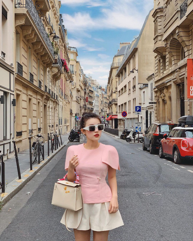 Sau khi kết hôn, nàng rich kid vẫn khá chăm chỉ cập nhật tình hình đồ hiệu của mình lên Instagram.