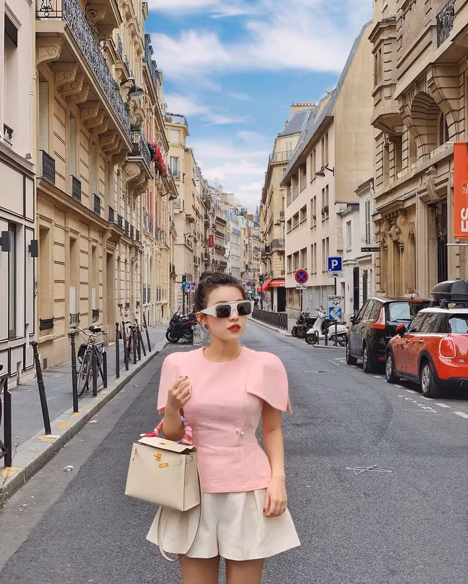 Sau khi kết hôn, nàng rich kid vẫn khá chăm chỉ cập nhật tình hình đồ hiệu của mình lên Instagram.