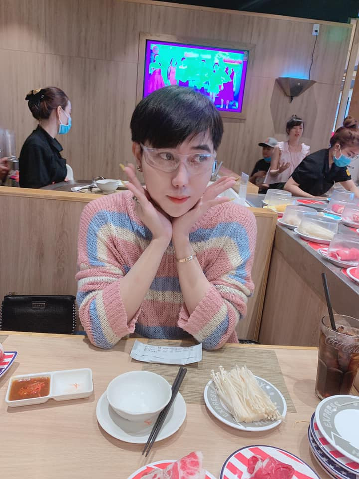 Không khác gì ''hiện tượng mạng'' Trần Đức Bo, Huỳnh Đạt được đông đảo giới trẻ biết đến qua các clip giả gái, nhảy sexy trên TikTok. Các câu nói, biểu cảm của chàng trai liên tiếp nhận về nhiều chỉ trích từ các thành viên mạng vì cho rằng lố lăng, sống ảo. Ảnh: Facebook nhân vật