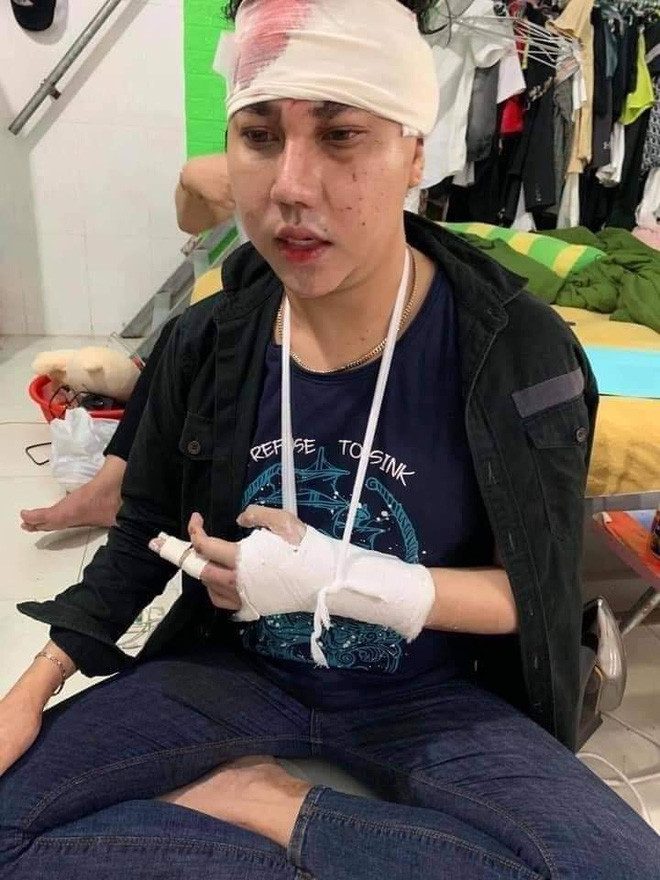 Trước đó anh chàng cũng từng gây xôn xao với hình ảnh băng bó do bị thương. Netizen đồn đoán rằng Đạt bị đánh sau những đoạn clip thách thức cư dân mạng trên TikTok. Tuy nhiên chính Đạt sau đó đã lên tiếng phản bác thông tin trên, sự việc ẩu đả này đã diễn ra cách đây 6 tháng. Hình ảnh đó được chính Huỳnh Đạt đăng lên Facebook cá nhân để tìm người đã hành hung mình. Ảnh: Facebook