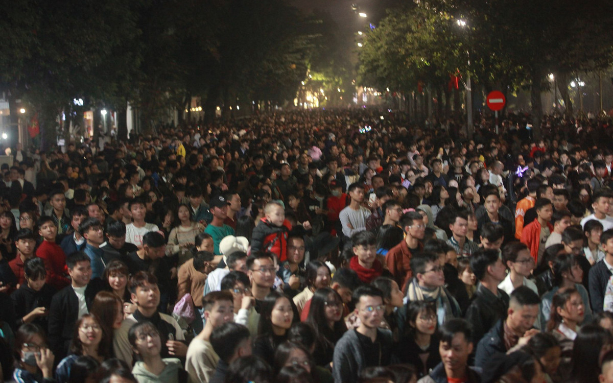 Điều đầu tiên mà có lẽ ai cũng phải biết là chúng ta không nên đem theo điện thoại đắt tiền đi vào chỗ đám đông. Bởi lẽ khi hòa vào dòng người việc mất điện thoại là điều dễ xảy ra, thậm chí vào cũng không có sóng. Nếu cẩn thận hơn bạn có thể mang túi quai chéo trước bụng để ví và điện thoại trong đó và mặc thêm áo khoác ngoài.