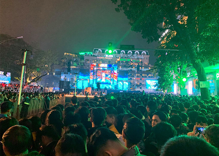 Theo một cư dân mạng chia sẻ, để đảm bảo an toàn hơn và tránh bị thiếu oxi thì chúng ta nên đem theo máy thở, bởi trước đó đã xuất hiện không ít trường hợp ngất lịm đi vì dòng người quá đông đúc. Tuy nhiên biện pháp này khó có thể thực hiện được, sau khi đọc xong thì đúng là "cảm xúc lẫn lộn".